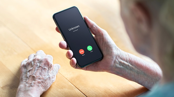 elderly_person_receiving_an_unknown_phone_call